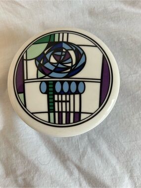 Wren Round Ceramic Trinket Box with MacIntosh Design